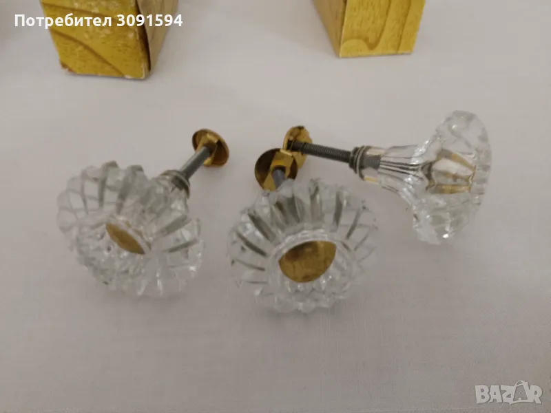 Три винтидж дръжки ,за шкафове , чекмеджета от кристално стъкло от ,произведени във Ленинград 1975г., снимка 1