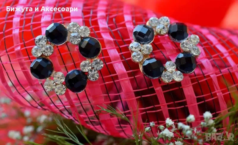 Нежни по ухото обеци, обкичени с кристали и черни камъни  , сребрист метал , снимка 1