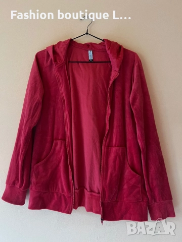 Червен плюшен суитшърт с качулка и надпис на гърба Beauty Queen с джобове М размер на The spirit ❤️, снимка 5 - Суичъри - 52210620