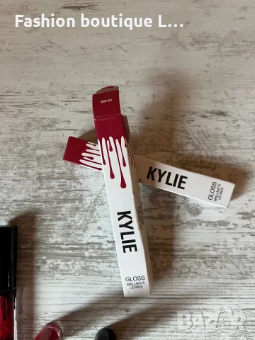 Ново червило на KYLIE в червен цвят с матов завършек с аромат на шоколад в кутия на марката ❤️, снимка 5 - Декоративна козметика - 55847182