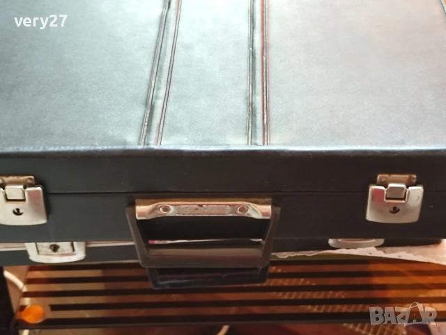 дипломатически куфарчетастаринен куфар