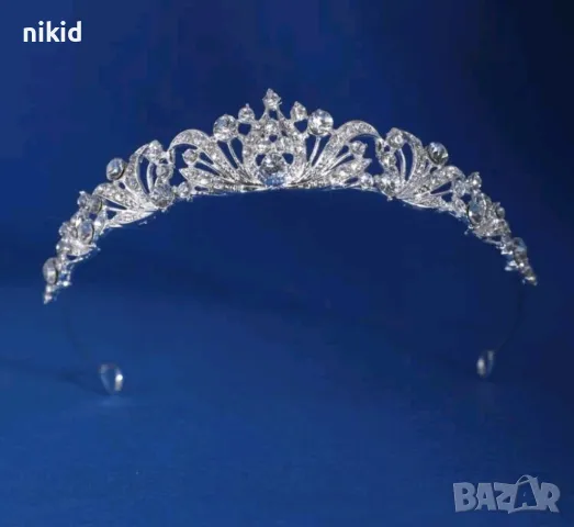 Сребриста декорирана метална корона тиара дамска детска закоса глава диадема