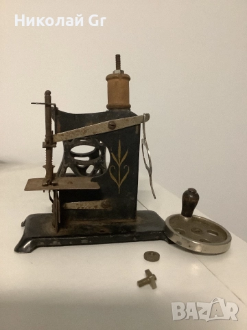 Детска шевна машина  производство Германия  M.uller  DRGM  1930 години  състояние според снимката, снимка 2 - Колекции - 51973440