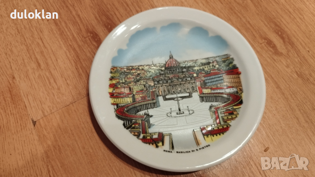 Красива порцеланова чиния от Ватикана.