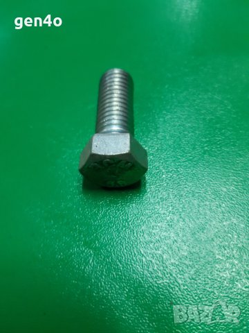 Различни видове болтове М12