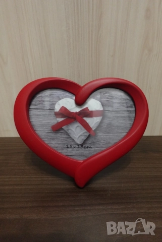 Рамка за снимка във формата на сърце в червено