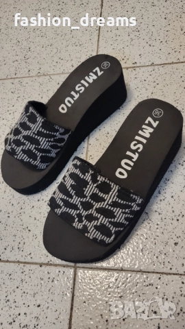 Чисто нови чехли на платформа