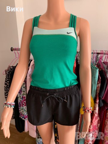 Nike потник топ в размер XS, снимка 3 - Потници - 40745088