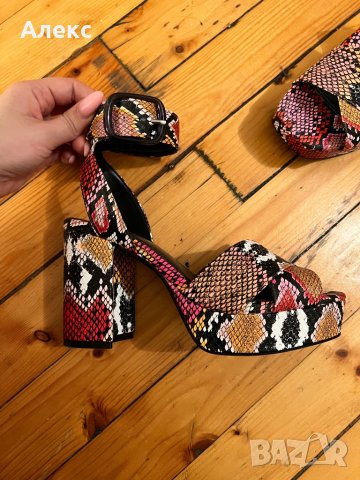 Обувки с ток Bershka, снимка 4 - Дамски обувки на ток - 35609756