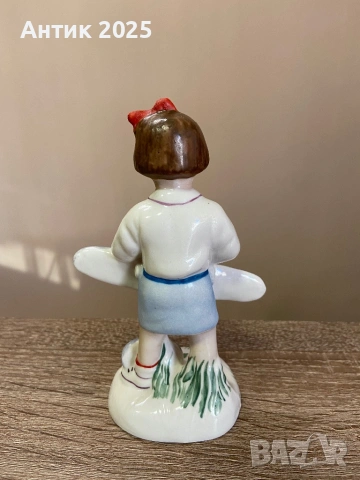 Винтидж порцеланова статуетка „Момиче със самолет“, СССР, снимка 2 - Антикварни и старинни предмети - 53237263