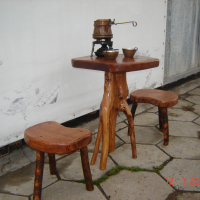продавам  дървена маса и две столчета, снимка 4 - Други стоки за дома - 44780926