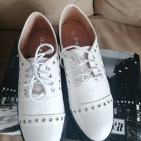 Дамски бели обувки , снимка 1 - Дамски ежедневни обувки - 42310325