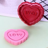 3D Сърце надпис LOVE пластмасов резец с релеф и бутало украса сладки торта фондан и др, снимка 1 - Форми - 30878612