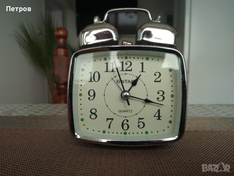 Продавам часовник с нощно осветление.Кварц., снимка 1