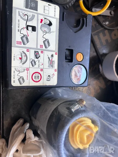 Компресор за напомпване на гуми Мерцедес Бенц комплект с лепило пяна за гуми, снимка 1