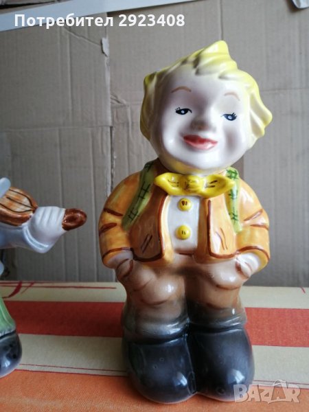 Порцеланова фигурка касичка – момче с раница, снимка 1