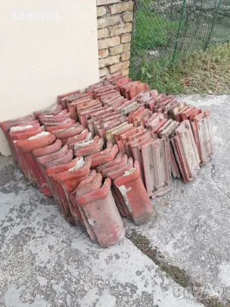 Продавам  керемиди 60 бр.по 1 лв  и капаци 35 бр.по 4 лв , снимка 1