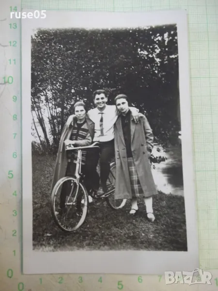 Снимка стара на реката с велосипед, снимка 1