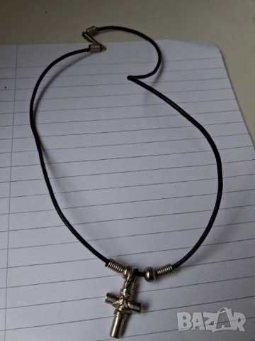 Колие с кожена каишка