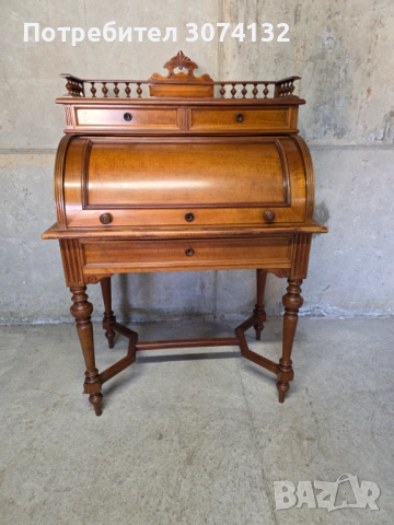 Красиво дървено бюро в ретро стил