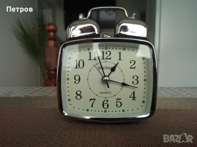 Продавам часовник с нощно осветление.Кварц.