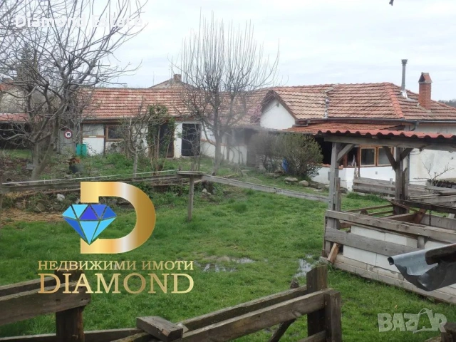 Двуетажна къща с конна база в село Брягово, обл. Пловдив