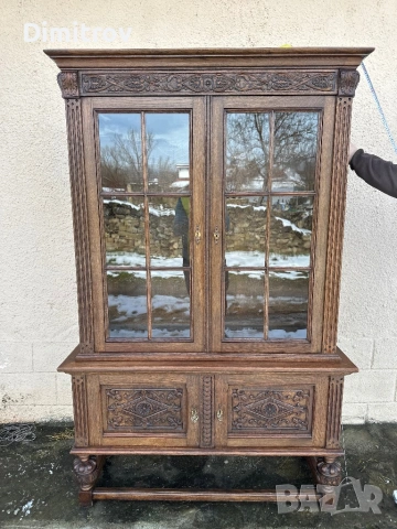 Масивна ретро витрина с дърворезба и стъклени врати
