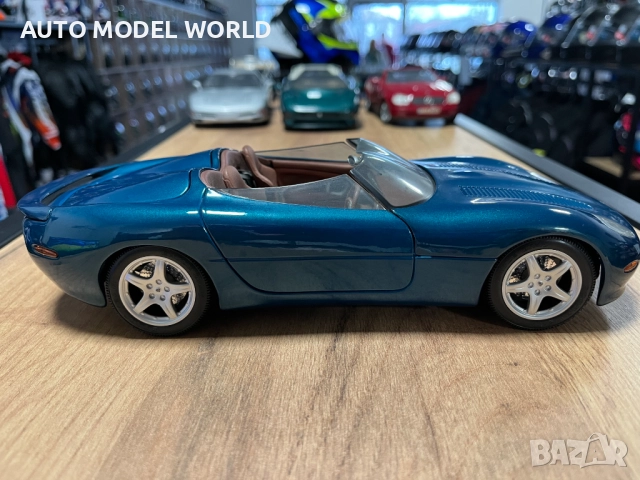 МАISTO колекционерски модел JAGUAR XK180 2002 г. 1:18 мащаб, снимка 2 - Колекции - 52879296