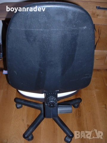 Въртящ се кожен офис стол, снимка 2 - Столове за офис - 53304719