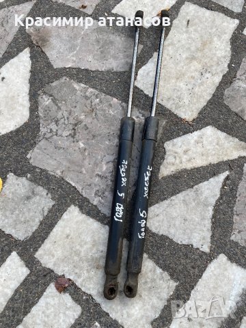 Амортисьор заден капак за голф 5 хечбек.1К6827550D