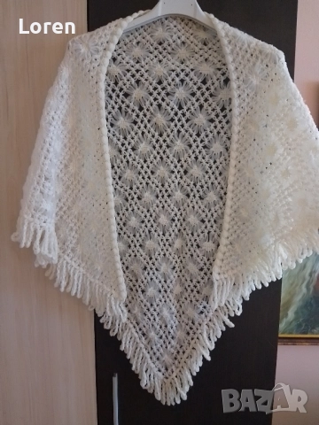 Ново!Триъгълен бял руски шал от изкуствена боцкаща плетка