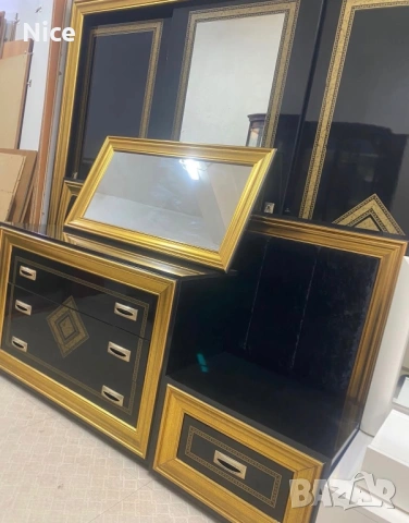 Луксозен Спален комплект- Италия!!! Покритие- черен лак и златисто!, снимка 2 - Спални и легла - 53162677