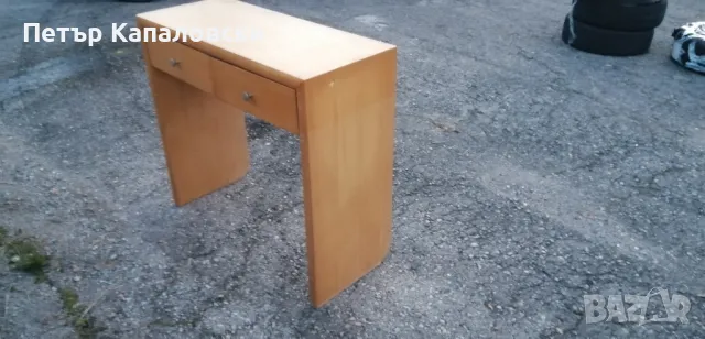 Масивно бюро с два броя чекмеджета. Намира се в град Габрово. Лично предаване. , снимка 2 - Бюра - 47670813