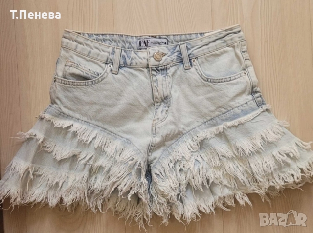 Къси дънки в светло синьо