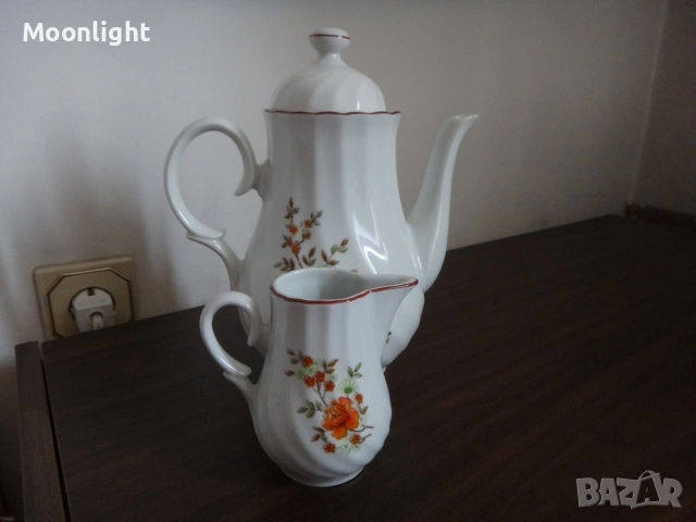 Български порцеланов чайник и латиера, снимка 3 - Сервизи - 53221522