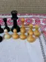 Ретро показва комплект ръчно изработени дървени шахматни фигури в класически стил., снимка 4