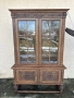 Масивна ретро витрина с дърворезба и стъклени врати, снимка 1
