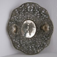 Стара метална чиния, фруктиера, съд с релеф и орнаменти,антика, снимка 1 - Други - 31759127
