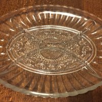 Овална стъклена ордьовърна чиния с 4 отделения, снимка 1 - Чинии - 31389529