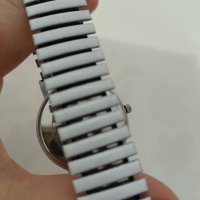 Дамски часовник тип гривна , снимка 6 - Дамски - 44451135