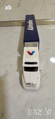 детско камионче VALVOlINE 1:64, снимка 2 - Колекции - 53879776