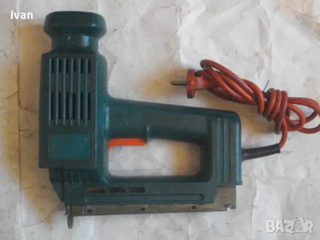 Английски BLACK DECKER Голям Елктрически Комбиниран ТАКЕР Дърводелски скоби и пирони 16-32мм ОТЛИЧЕН, снимка 2 - Други инструменти - 47342052