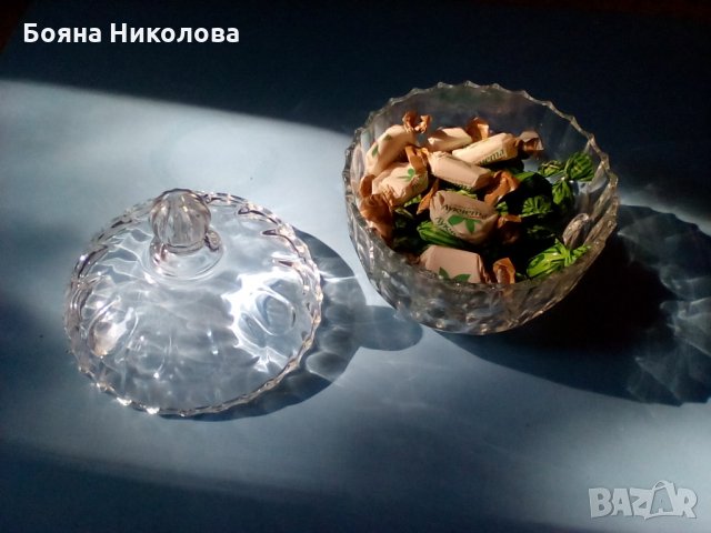 Голяма стъклена бонбониера с капак, снимка 5 - Прибори за хранене, готвене и сервиране - 33922357