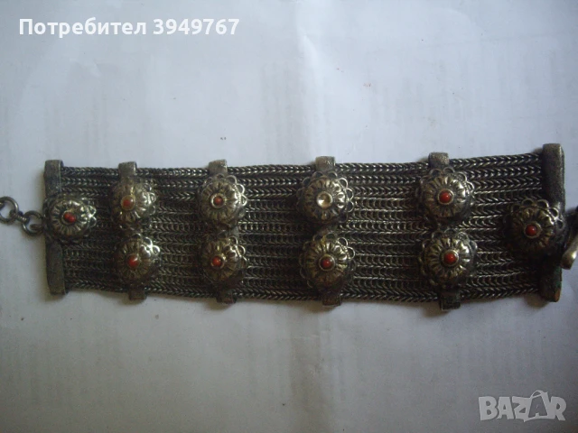 Стара масивна и много красива сачанова гривна.
