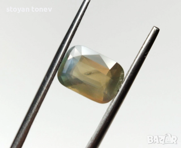 Александрит с великолепен променящ се цвят 1.03кт.! Сертифициран! Нов!, снимка 12 - Други - 51970029