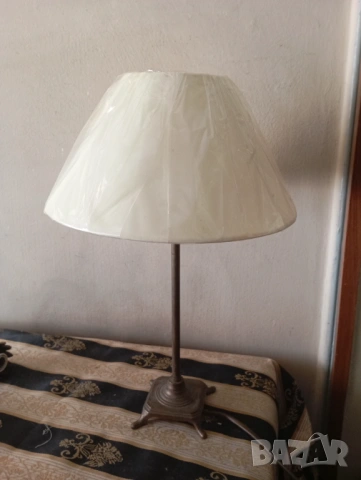 Класическа настолна лампа