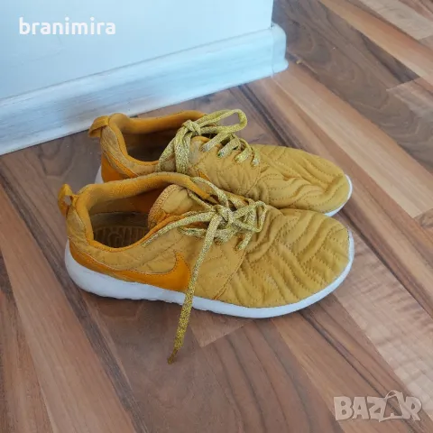 Златисти маратонки "Nike "