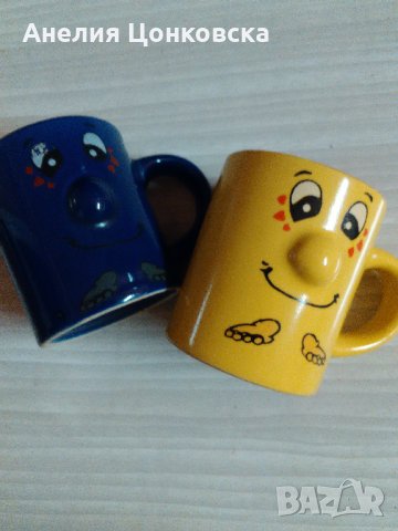 Две цветни чашки за кафе-човечета