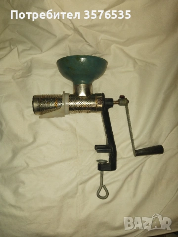 Продавам ръчна мелачка за домати.