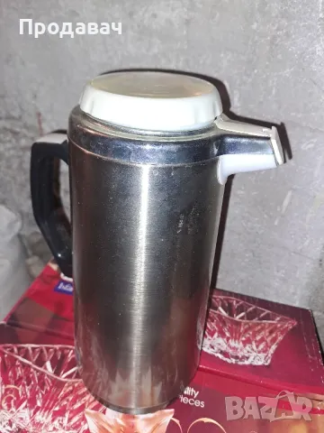 Термуси различни от които единият е професионален.